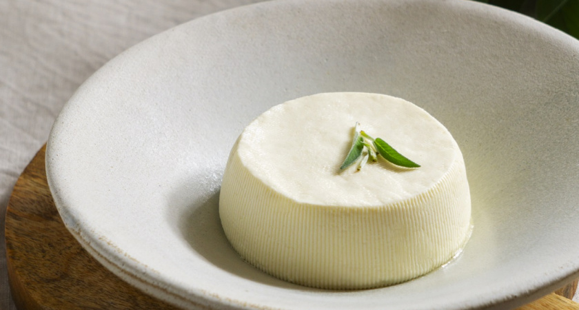 На ночь смешиваем ряженку и сметану: на утро получаем сыр "Филадельфия" — готовится, пока вы спите