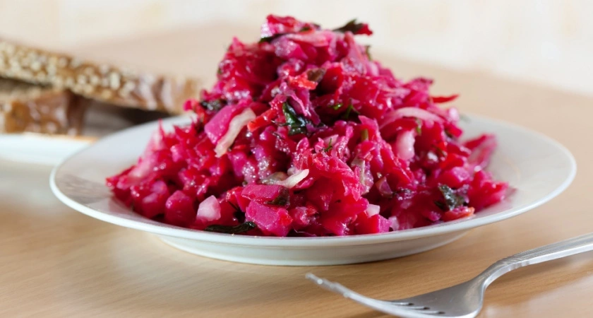 Вкусный салат со свеклой: домочадцев от него за уши не оттащить — легкий и быстрый рецепт