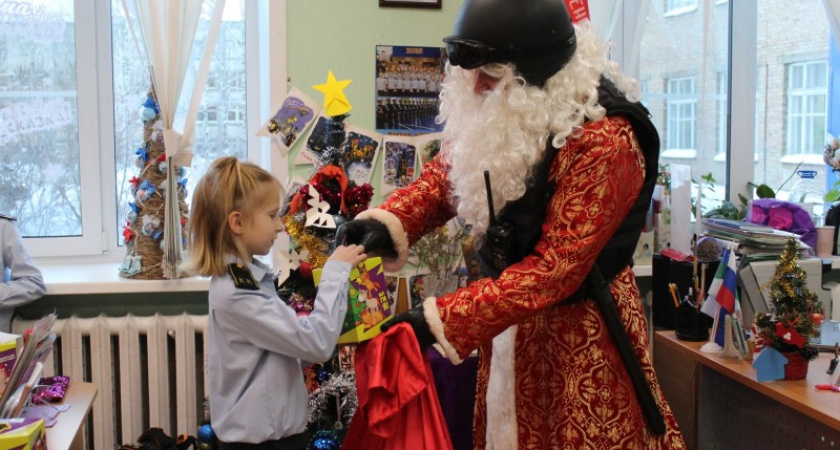 Росгвардейский Дед Мороз поздравил кадетов из столицы Коми с наступающим новым годом