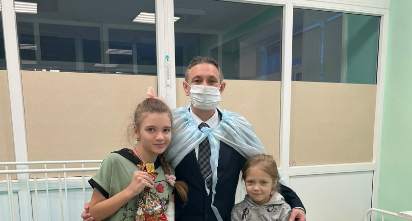 Юных пациентов больниц Ухты поздравили с наступающим новым годом