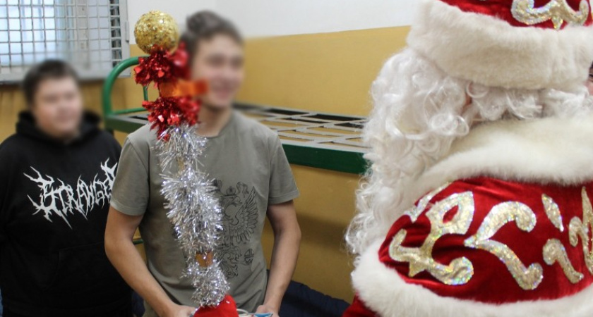 Дед Мороз поздравил несовершеннолетних и женщин в СИЗО Сосногорска