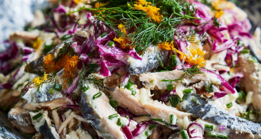 Легкий рецепт салата без майонеза: вкуснятина с картошкой и селедкой — самое то после Новогоднего застолья