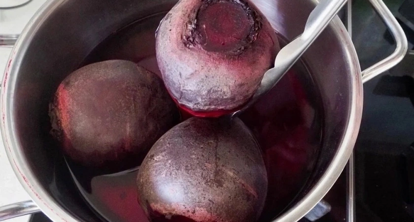 Не варю свеклу часами — хватает 15 минут: есть один трюк при варке — выходит вкуснее, сочнее и без запаха на весь дом