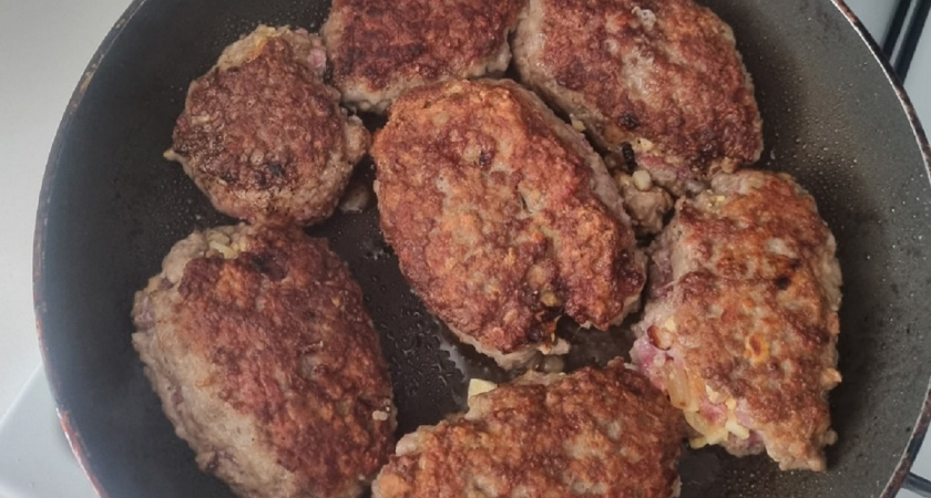 Дали рецепт котлет по-хлыновски: домашние к обычным больше не притрагиваются, едят только их -в составе ни крошки хлеба