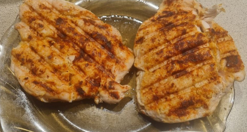 Куриная грудка по этому рецепту получается нежнее масла: готовлю потрясающий маринад-кляр из лука и сметаны — мясо тает во рту