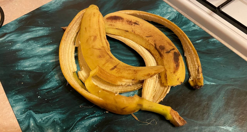 Банановую кожуру посыпаю солью — не нарадуюсь своей смекалке: отличный лайфхак для лентяев