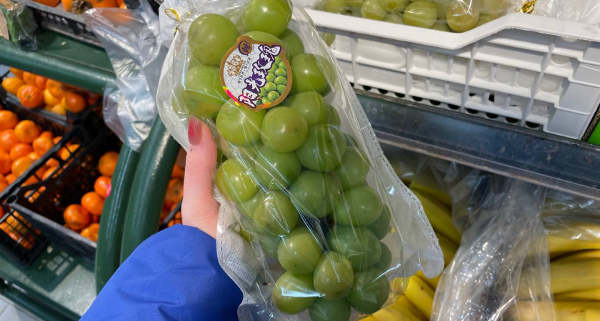 Премиум-вкус или маркетинговая уловка: стоит ли брать огромный пластиковый виноград, который появился в магазинах