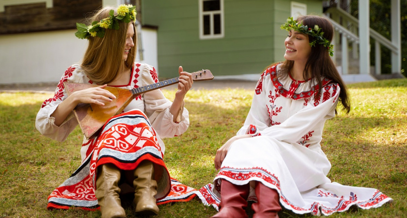 Почему на Руси крестьяне жили в деревянных домах и никогда не клали каменную плиту на могилу - не просто традиция