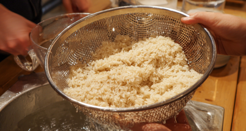Забудьте о промывании риса: кулинарный прием, о котором знают лишь хозяйки со стажем