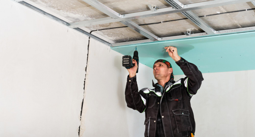 Как монтажник с опытом, я против натяжных потолков - вот почему. Предлагаю 4 достойные замены для трендового ремонта