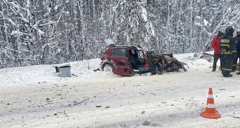 В Коми легковушка столкнулась с автобусом школьников