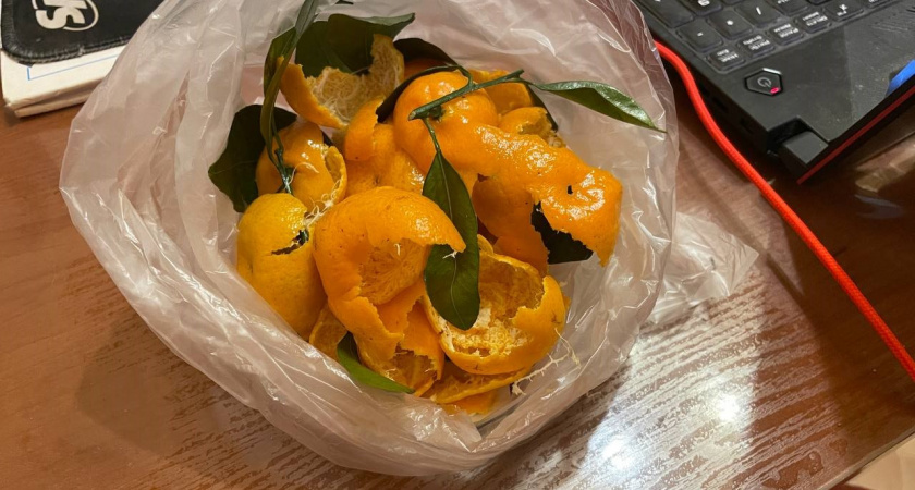 Мандариновые корки заливаю уксусом — и всю зиму радуюсь своей изобретательности: гениальный лайфхак для хозяек