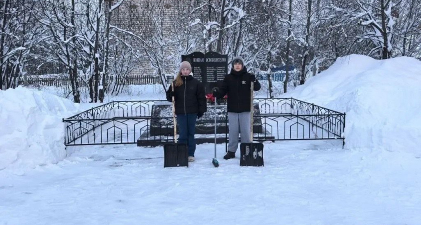 В Ухте школьники и педагоги продолжают акцию “Наследники Героев” по сохранению памяти о важных исторических личностях