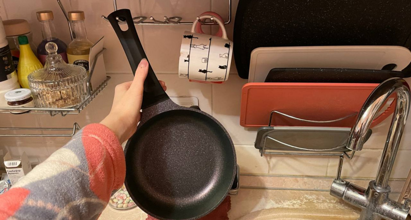 На моей кухне вся посуда блестит как новая: как мыть жирные сковородки без химии – секрет профессиональных поваров