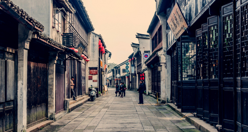 В этом китайском городе каждый год зимуют российские пенсионеры: доступные цены, приятный климат и море под боком