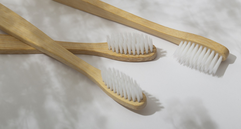 Старые зубные щетки не выбрасываю, использую в уборке и экономлю: 5 неожиданных способов применения