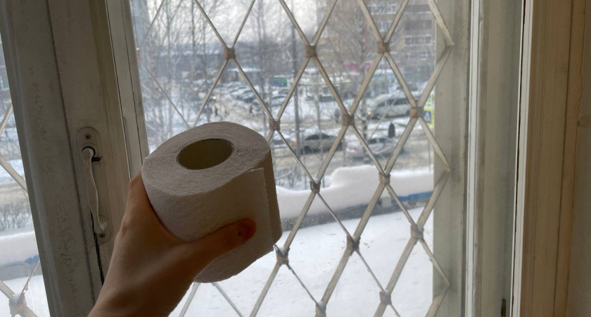 Как утеплить окна туалетной бумагой и клеем ПВА. Эффективный лайфхак от сквозняков даже в мороз