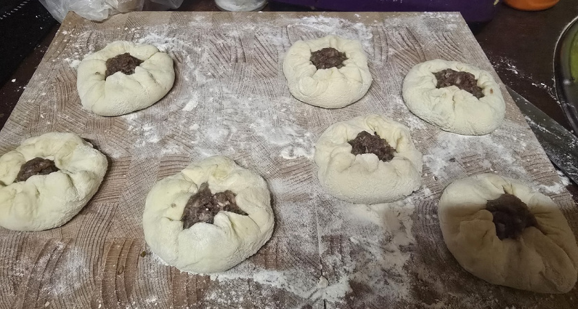 Всю жизнь жарила беляши неправильно, пока не узнала одну хитрось: стали пышные, а сок остаётся внутри