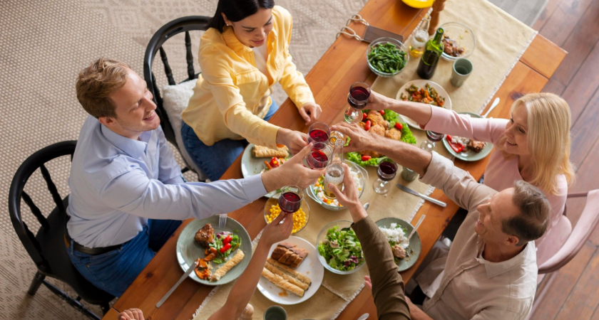 Семейные застолья больше не в моде: почему лучше никого не приглашать в гости
