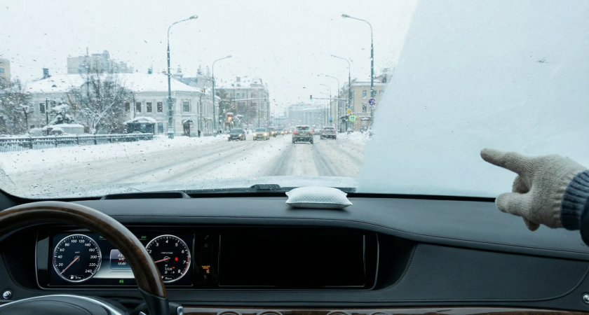 Забудьте и не вспоминайте про запотевшие стекла: положите этот пакетик под лобовое и ездите с комфортом - и январь, и февраль