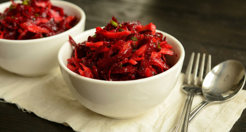 Вкусный салат со свеклой: домашних от него за уши не оттащить — легкий рецепт на скорую руку