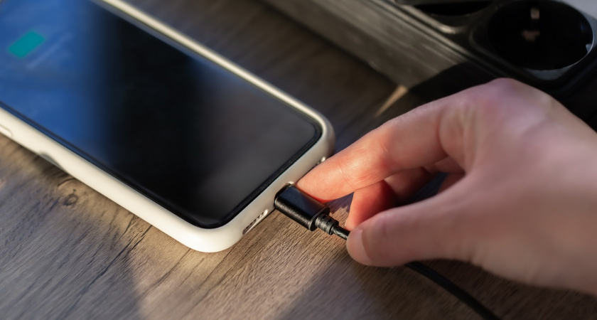 Теперь смартфон  заряжаю только так: узнал как правильно - держит зарядку несколько дней и не виснет