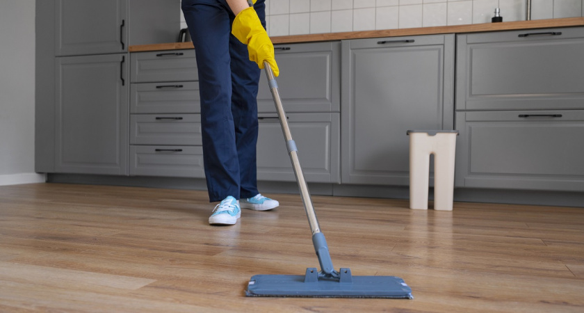 1 ложка на ведро воды – и полы можно не мыть неделями: сияют как после полировки