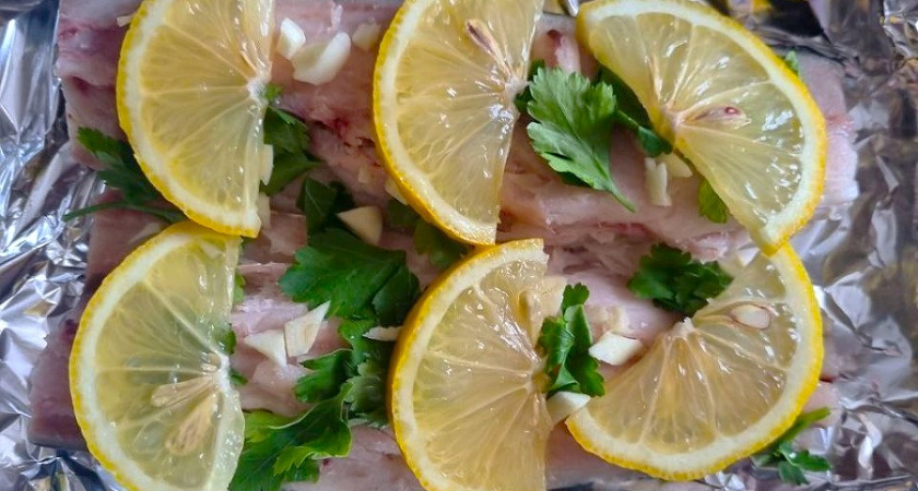 Солёная скумбрия отдыхает: готовлю её по-новому — получается сочной, ароматной и безумно вкусной. Дети съедают по целой рыбине