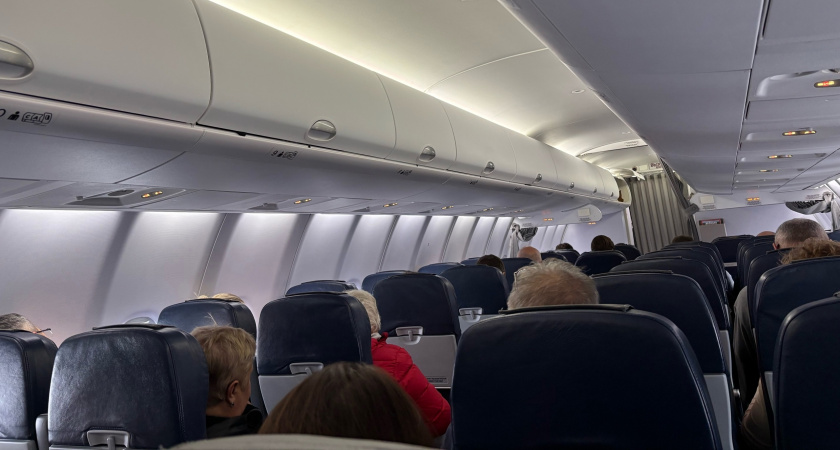 Вот почему в самолет нельзя надевать джинсы или кроссовки - стюардесса дала ответ
