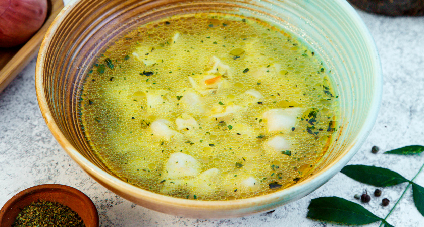 Один ингредиент портит вкус куриного бульона: добавляет каждый второй – вот чем заменить