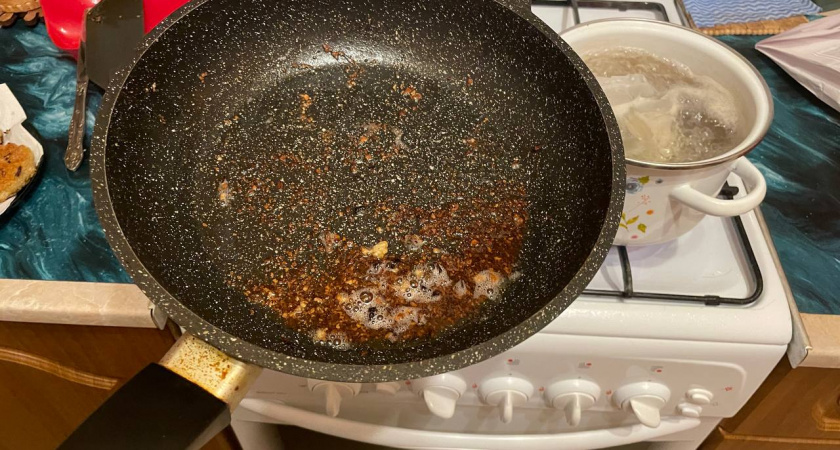 Беру два стакана – и легко убираю даже толстенный слой нагара со сковороды: копеечный метод отмыть посуду