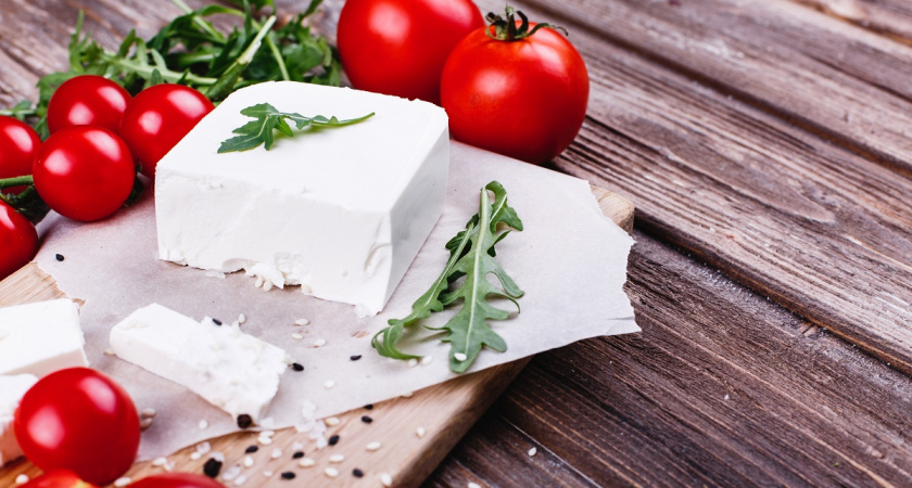 Вечером смешиваем кефир с солью: наутро наслаждаемся нежнейшим сыром – вкуснее и дешевле Феты