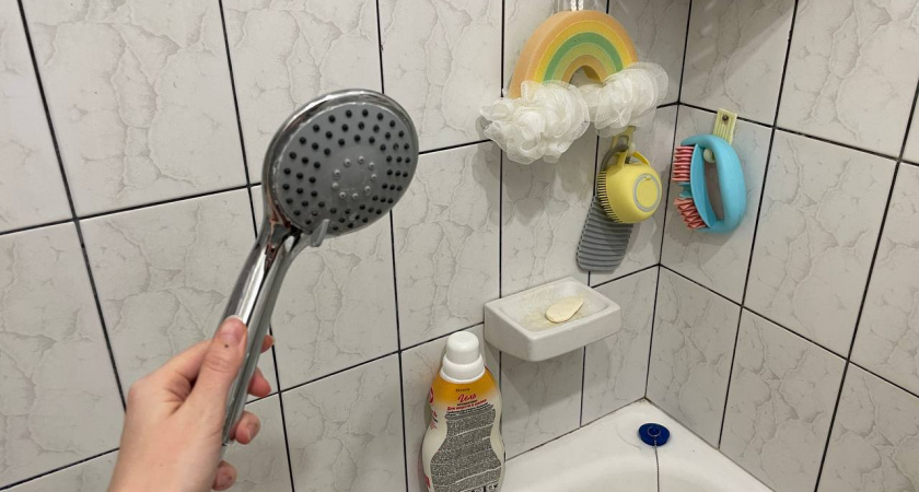 Душ снова бьёт как новый: сантехник показал копеечный способ очистки лейки с помощью соды