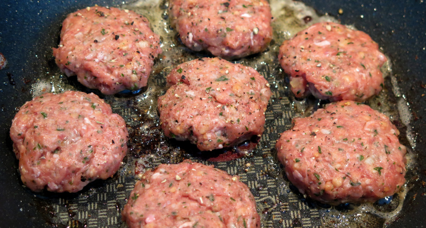 Хлеб в фарш больше не добавляю — вместо него беру неожиданный овощ: котлеты будут в миллион раз сочнее