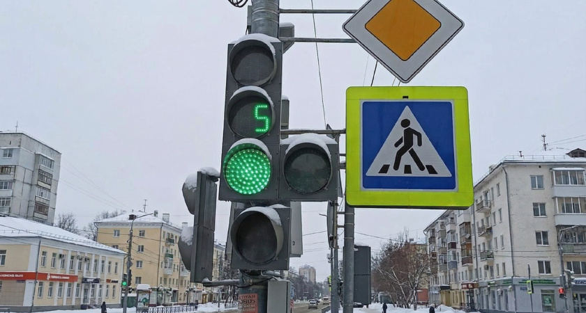 Ответ Верховного суда: разрешено ли поворачивать направо, если основной горит зелёный, а стрелка не работает