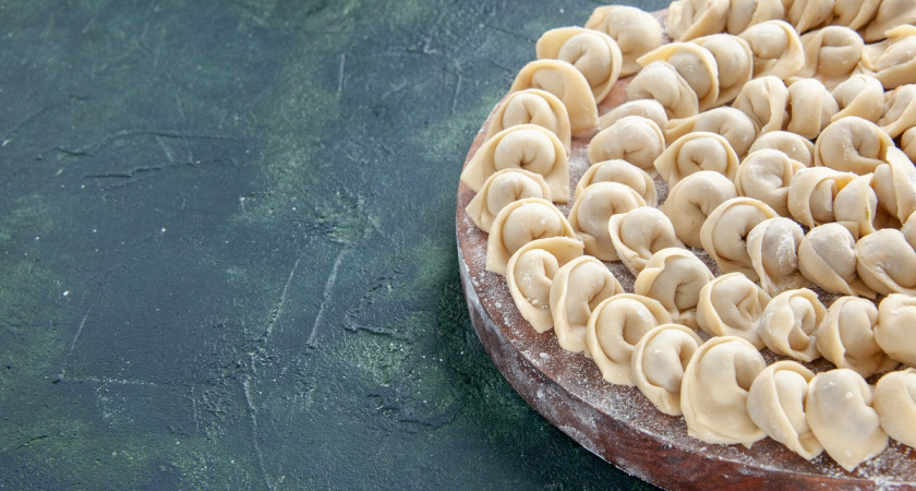 Пельмени покупать перестала, готовлю дома по этому рецепту - мясо нежнейшее, а тесто тонкое и эластичное, но не рвется