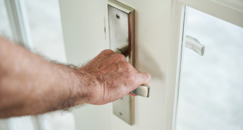 Как я за пару минут отремонтировал заклинившую ручку в двери: делюсь простым способом - без вызова мастера