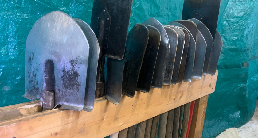 Лопаты больше не точу ни "болгаркой", ни напильником – кузнец показал как правильно их заострять: не тупятся годами