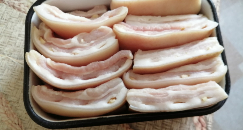 Лайфхак от бабушки из деревни: как засолить сало за 2 дня, чтобы было вкуснее магазинного - тает во рту
