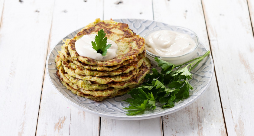 Капустные оладьи на кефире, круче и полезнее драников: пышные, сочные, с хрустящей корочкой