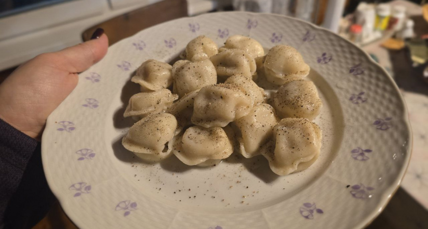 Хватит портить: в какую воду класть пельмени, чтобы они не слипались и не разваливались – дан однозначный ответ