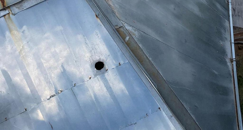 Как заделать дыру в крыше из профлиста за копейки и без вызова мастера: надежное решение на 10 лет