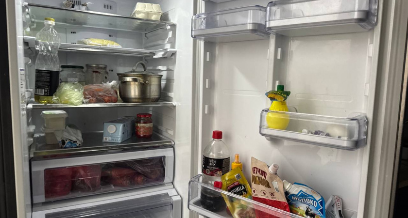 Вставьте лист бумаги в дверцу: холодильник служит дольше, продукты меньше портятся – хитрость о которой никто не знал