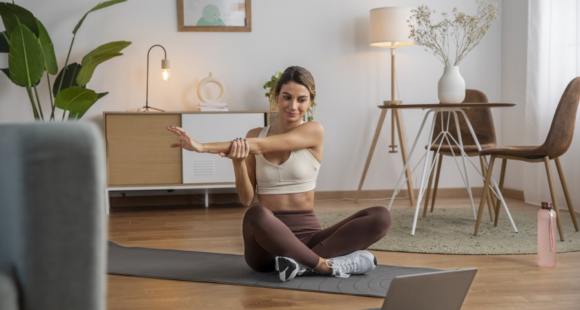 Экспресс-выжигание калорий: кардио-марафон дома, который запустит метаболизм и заставит вспотеть за первые 300 секунд