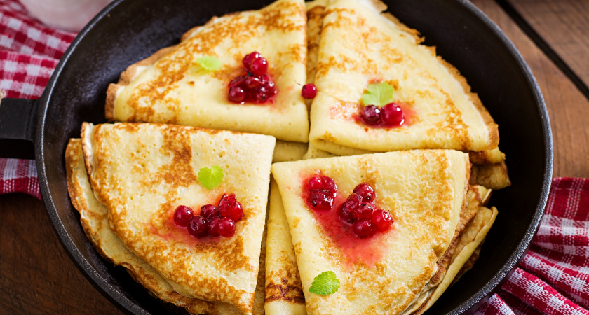 Готовимся к Масленице: рецепт нежных ажурных блинов с дырочками - без соды, дрожжей и разрыхлителя