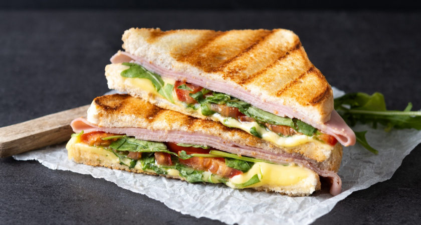 Вместо надоевшего омлета и бутербродов: сендвич с яйцами на сковороде - ресторанный завтрак за 15 минут