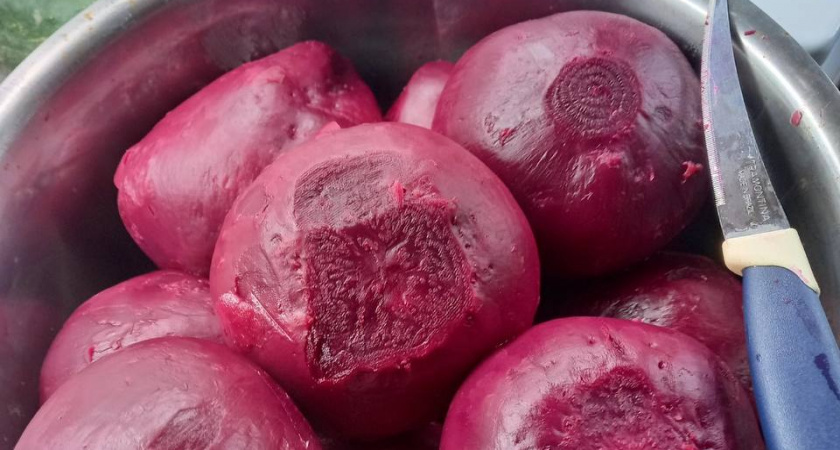 Как сварить свеклу за 15 минут без потери витаминов, качества и вкуса: простая хитрость для занятых хозяек - без запаха на весь дом