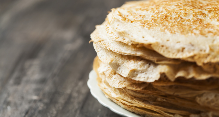 Вливаю это в тесто перед мукой: блины получаются ажурные и вкусные - даже тоньше листа бумаги