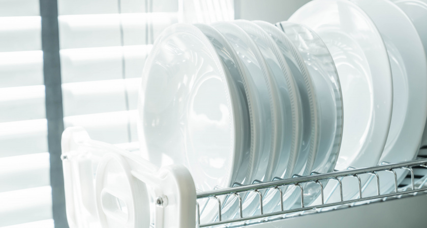 Сушилка больше не нужна: тренд сезона освобождает кухню от хаоса и возвращает много свободного места