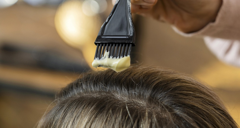 Лучшая краска для волос после 50 лет: эти оттенки визуально «стирают» 10 лет, плюс три цвета лучше обходить стороной